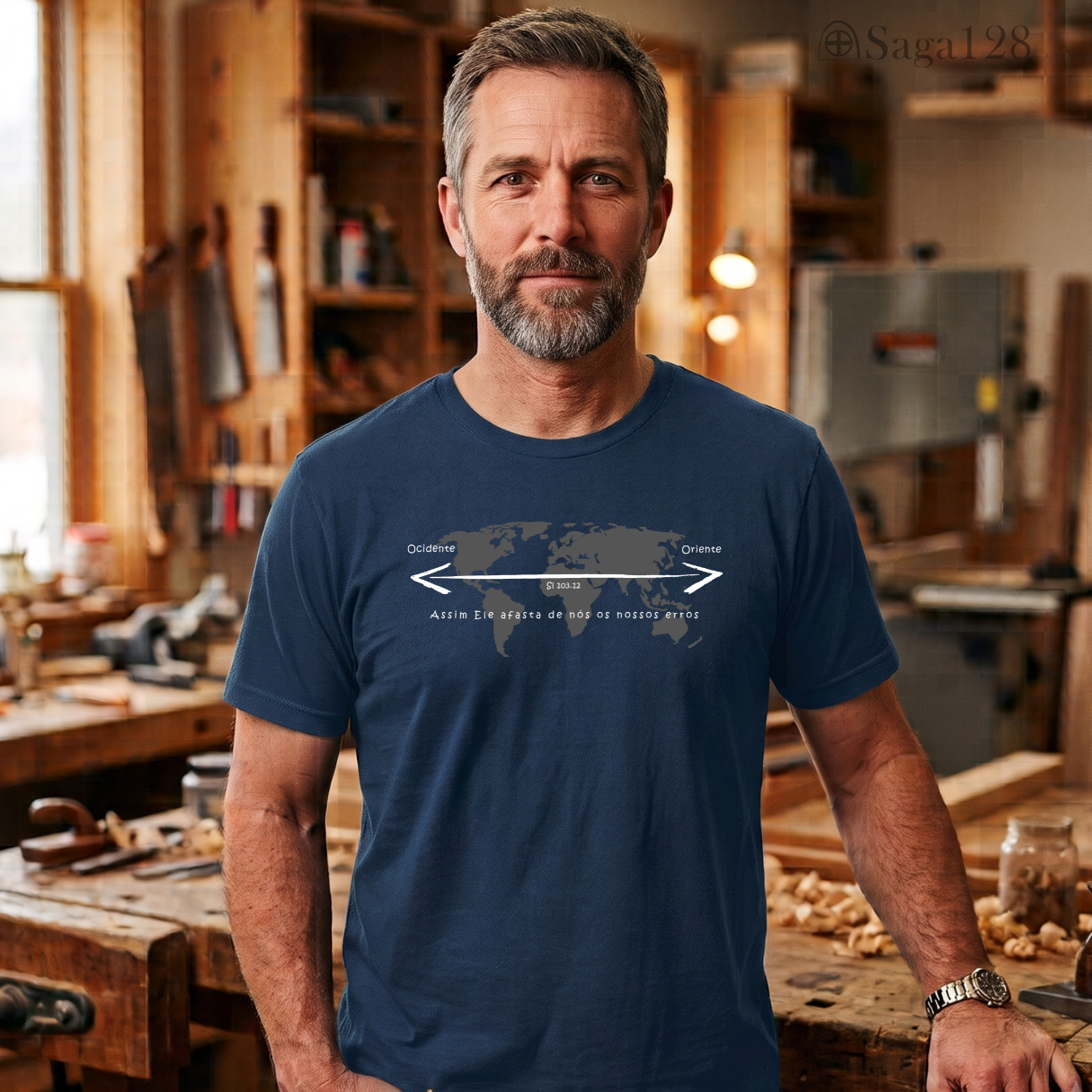 Homem com camiseta masculina azul da Saga128 com estampa de mapa mundi inspirada em Salmo 103.12.