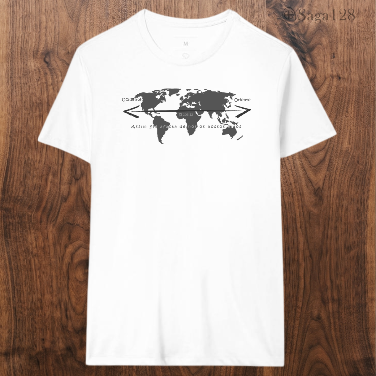 Camiseta masculina branca da Saga128 com estampa de mapa mundi inspirada em Salmo 103.12.