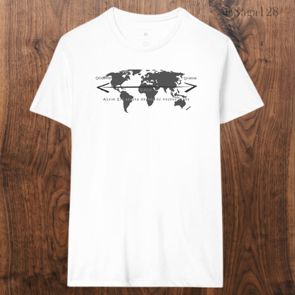 Camiseta masculina branca da Saga128 com estampa de mapa mundi inspirada em Salmo 103.12.