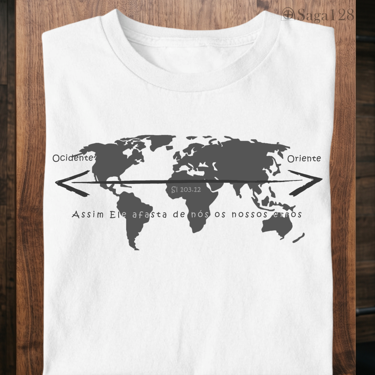 Camiseta masculina branca da Saga128 com estampa de mapa mundi inspirada em Salmo 103.12.