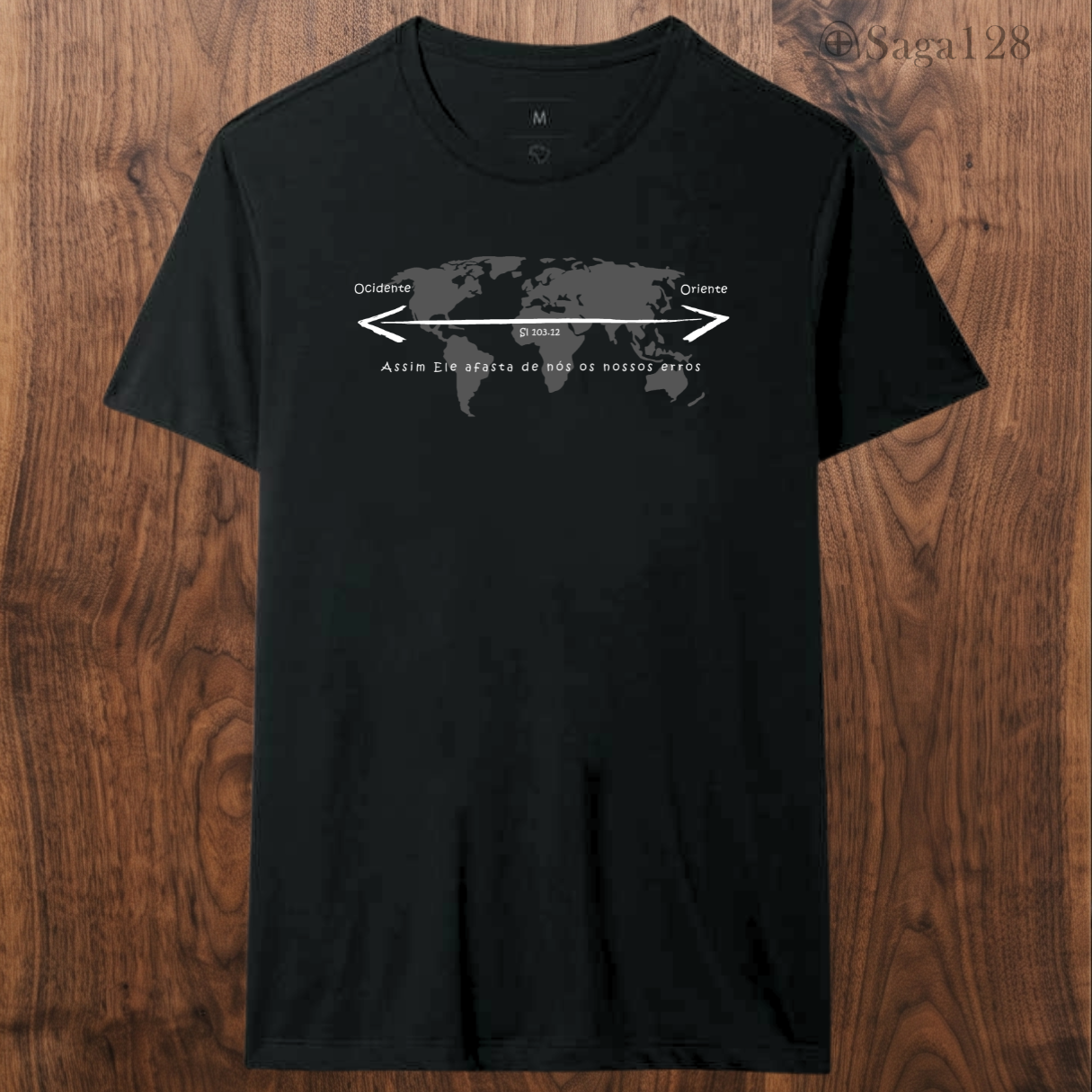 Camiseta masculina preta da Saga128 com estampa de mapa mundi inspirada em Salmo 103.12.