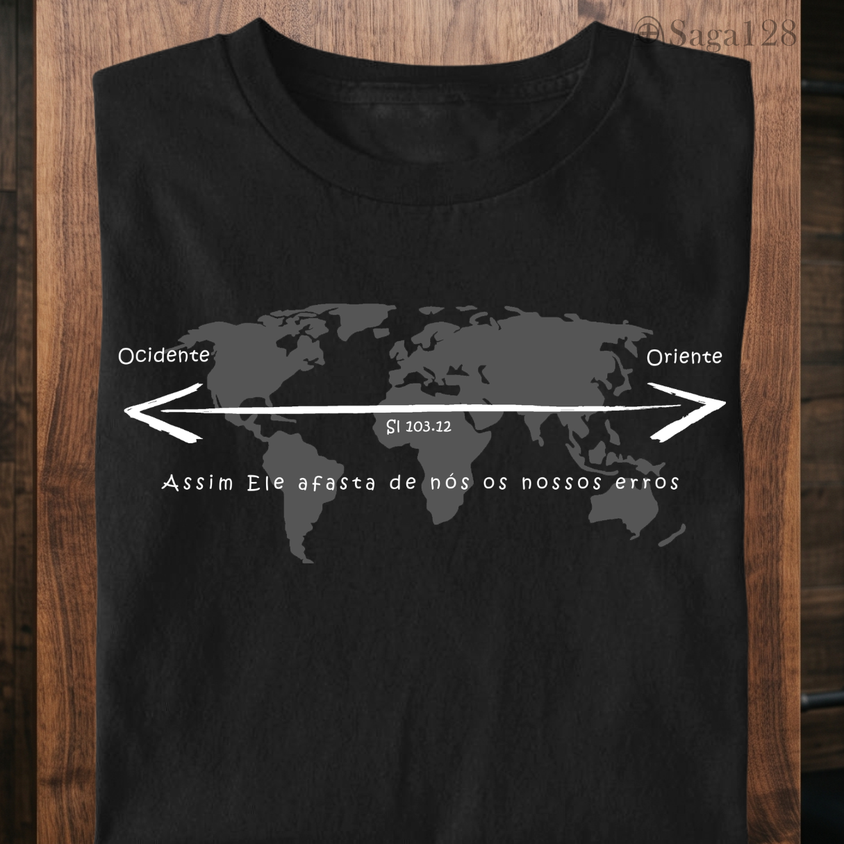 Camiseta masculina preta da Saga128 com estampa de mapa mundi inspirada em Salmo 103.12.
