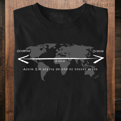 Camiseta masculina preta da Saga128 com estampa de mapa mundi inspirada em Salmo 103.12.