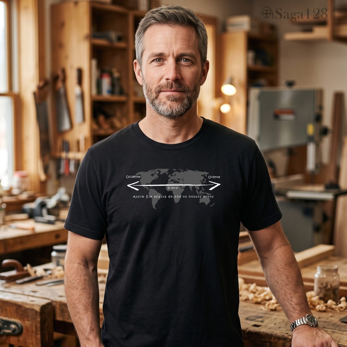 Homem com camiseta masculina preta da Saga128 com estampa de mapa mundi inspirada em Salmo 103.12.