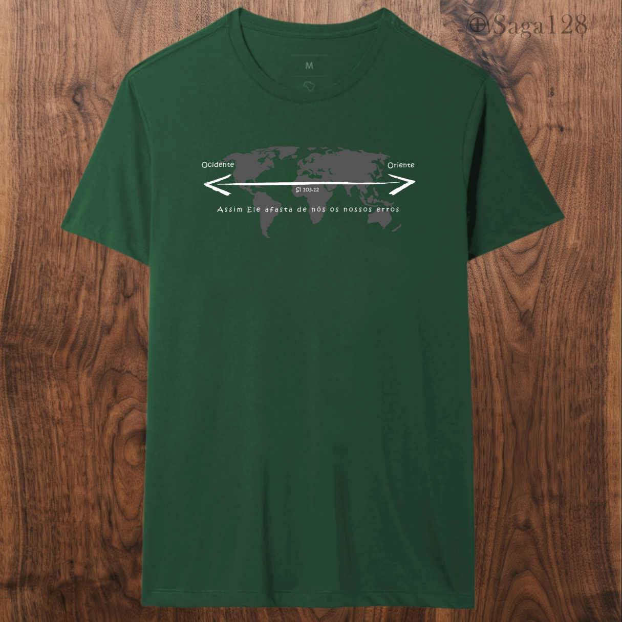 Camiseta masculina verde da Saga128 com estampa de mapa mundi inspirada em Salmo 103.12.