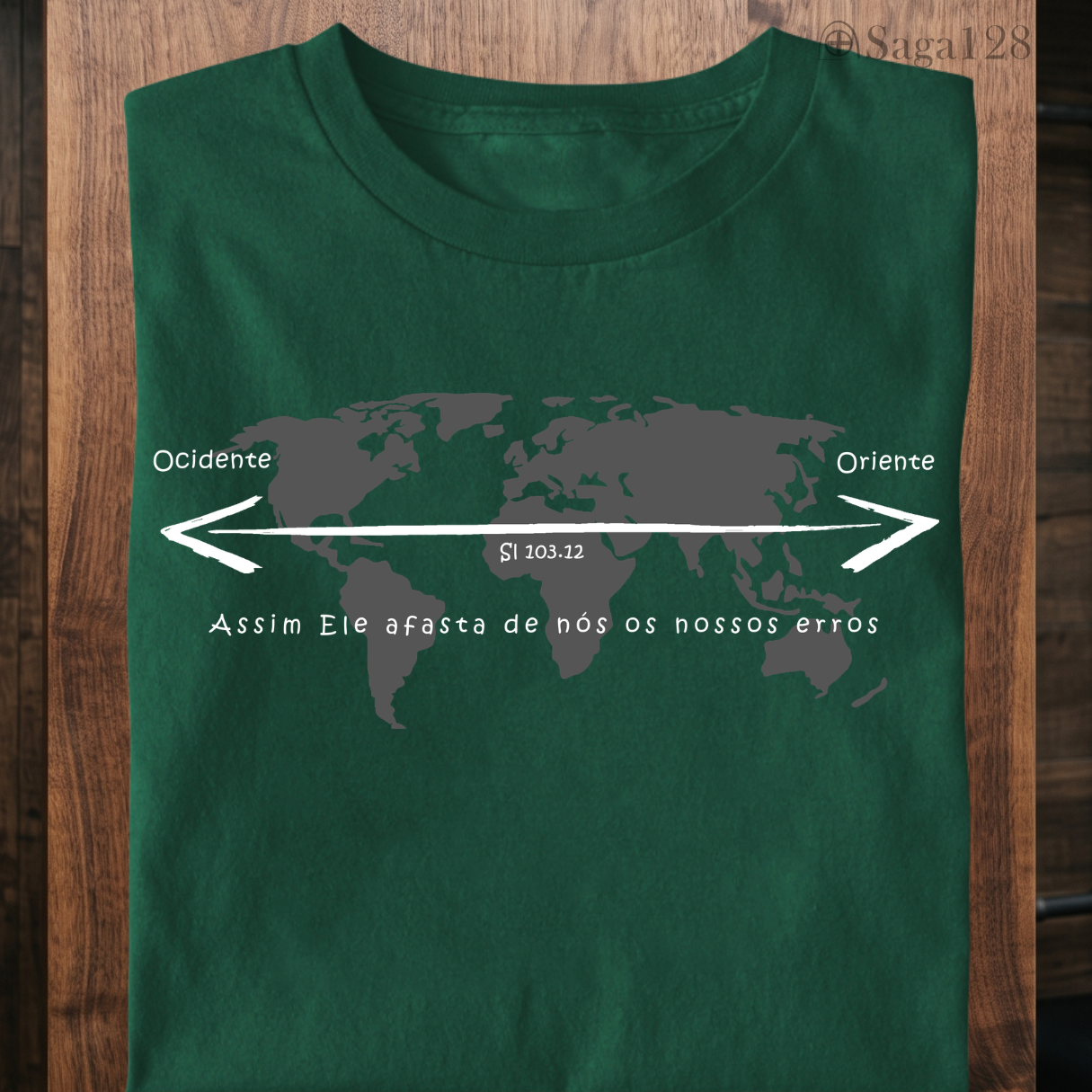 Camiseta masculina verde da Saga128 com estampa de mapa mundi inspirada em Salmo 103.12.