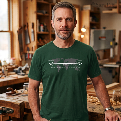 Homem com camiseta masculina verde da Saga128 com estampa de mapa mundi inspirada em Salmo 103.12.