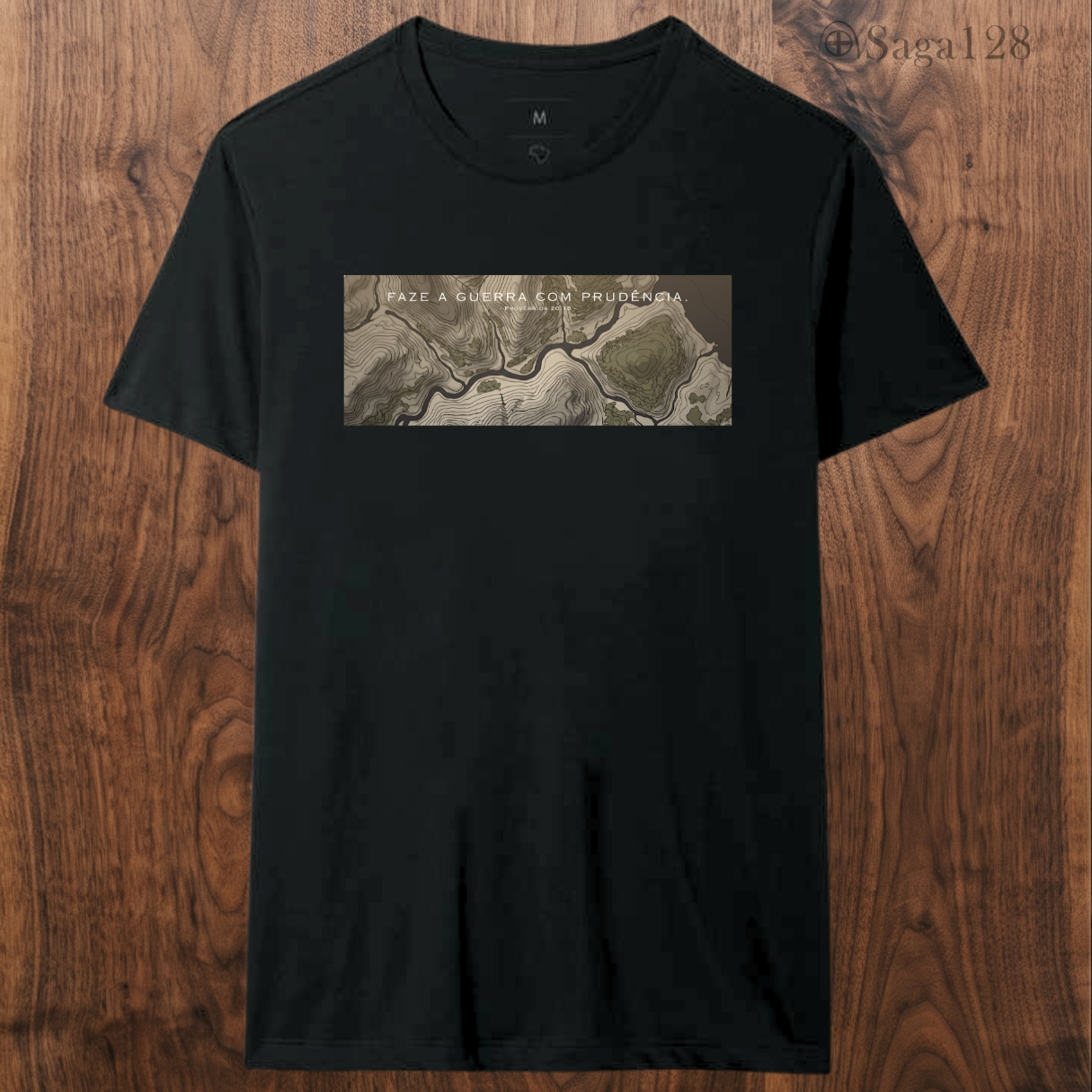 Camiseta cristã preta da Saga128 inspirada em Provérbios 20.18 com estampa sobre guerra e prudência.