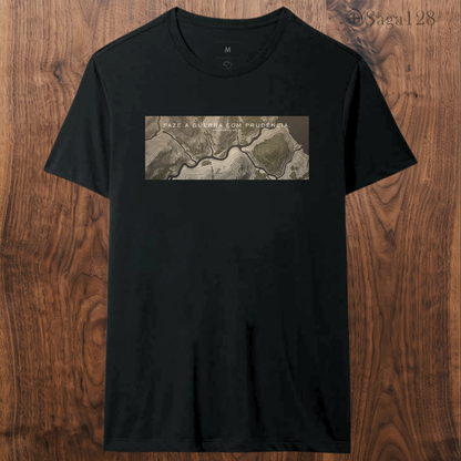 Camiseta cristã preta da Saga128 inspirada em Provérbios 20.18 com estampa sobre guerra e prudência.