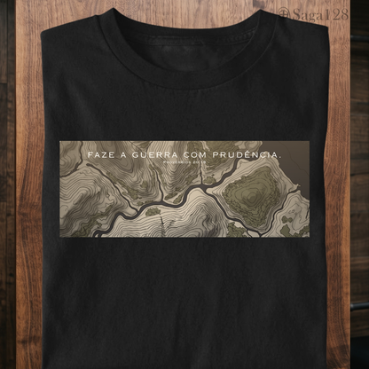 Camiseta cristã preta da Saga128 inspirada em Provérbios 20.18 com estampa sobre guerra e prudência.