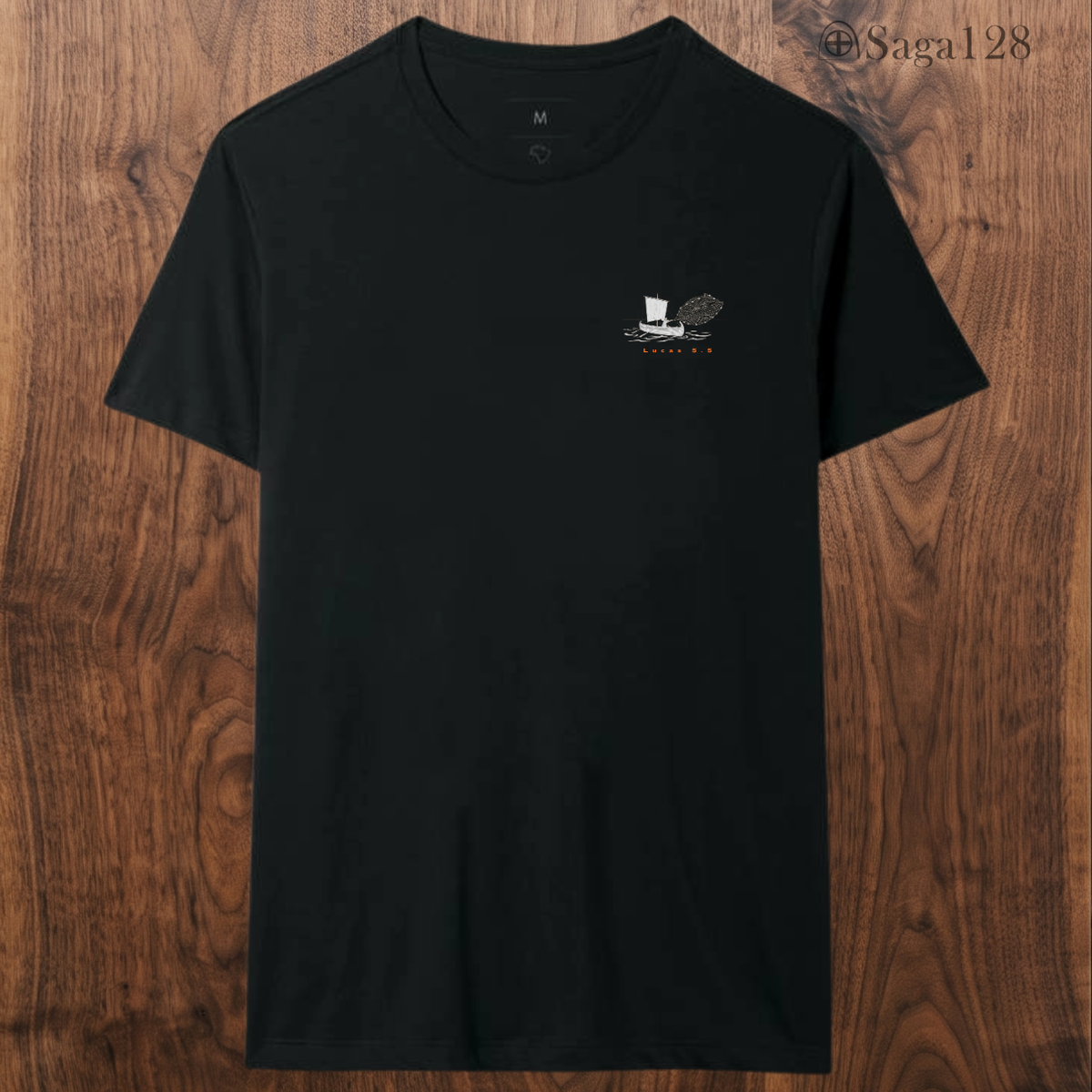 Camiseta preta da Saga128 com estampa baseada em Lucas 5.5.