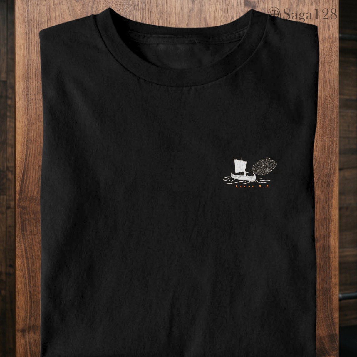 Camiseta preta da Saga128 com estampa baseada em Lucas 5.5.