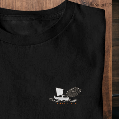 Camiseta preta da Saga128 com estampa baseada em Lucas 5.5.